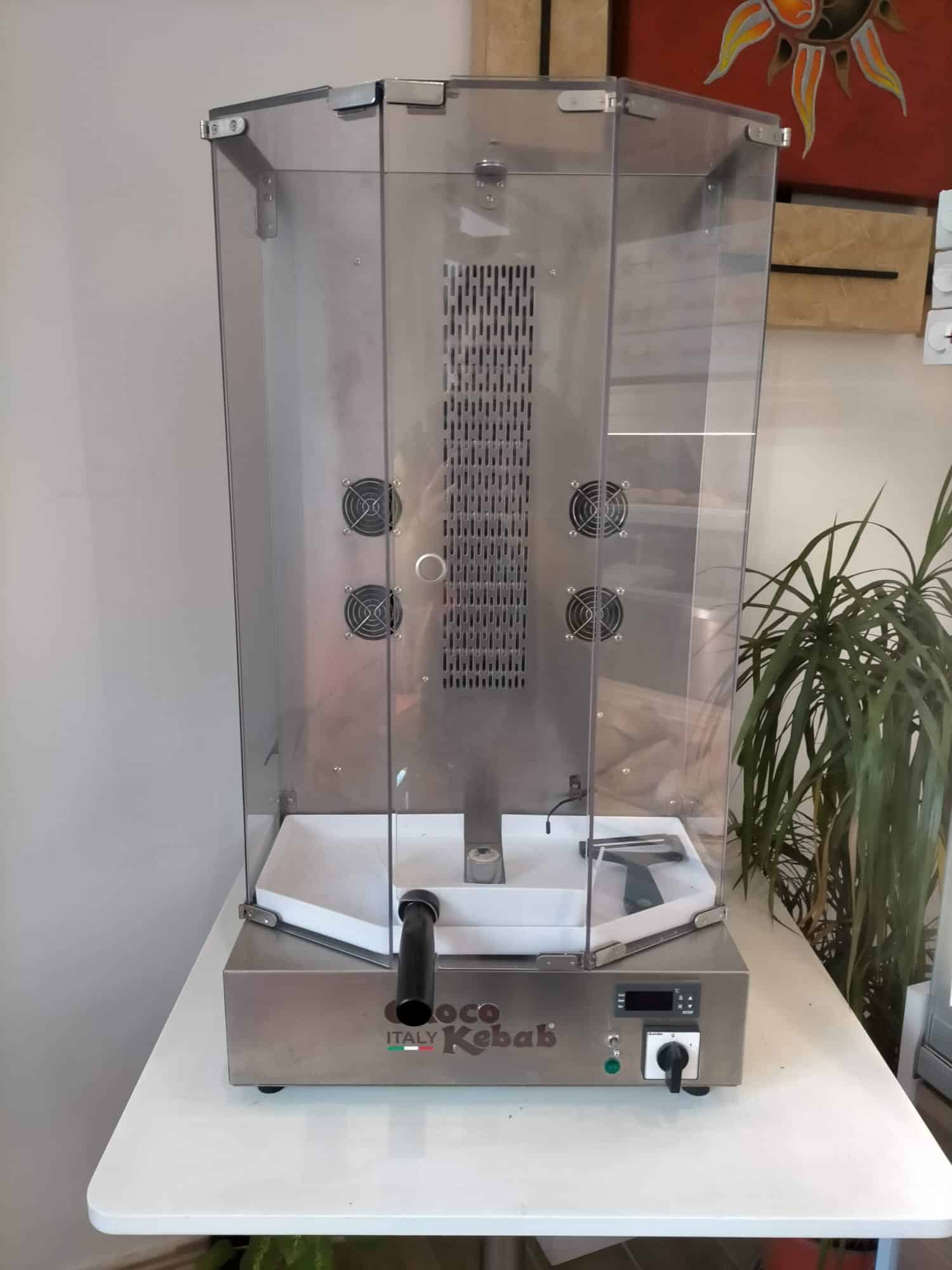 Vetrina riscaldata in vetro per alimenti, ideale per esposizione e conservazione di cibi caldi in ristoranti e negozi alimentari, con controllo termico digitale.