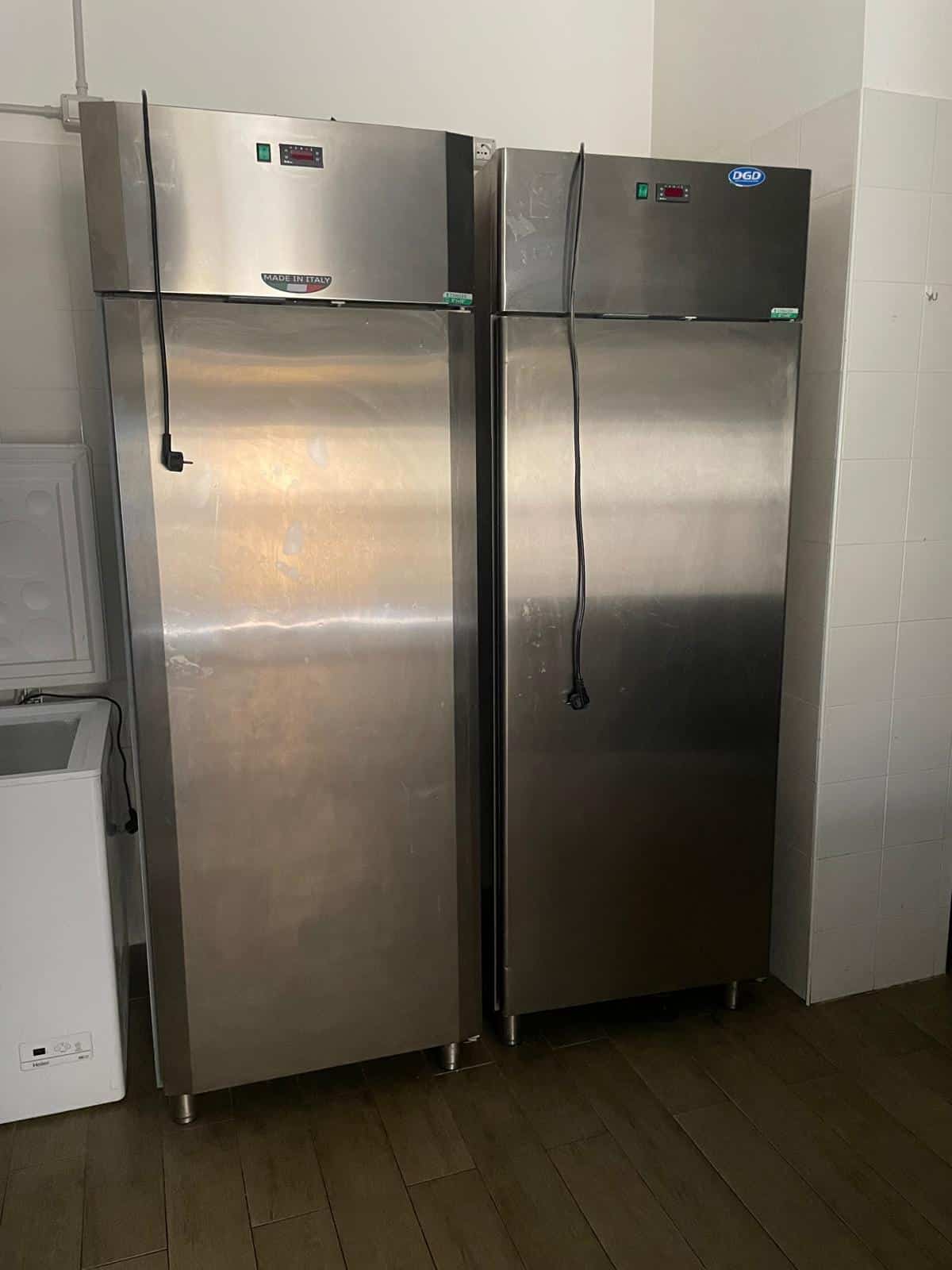 Lavastoviglie industriale in acciaio inox, ideale per ristoranti e cucine professionali, con controllo digitale e capacità elevata per una pulizia efficiente e rapida.