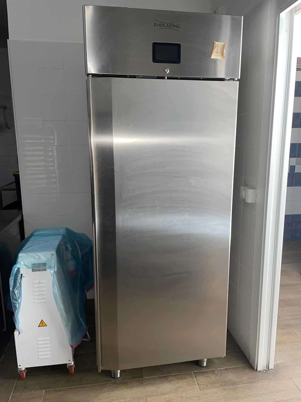 Il frigorifero in acciaio inox con display digitale, ideale per ambienti commerciali e domestici moderni, offre efficienza energetica e design elegante.