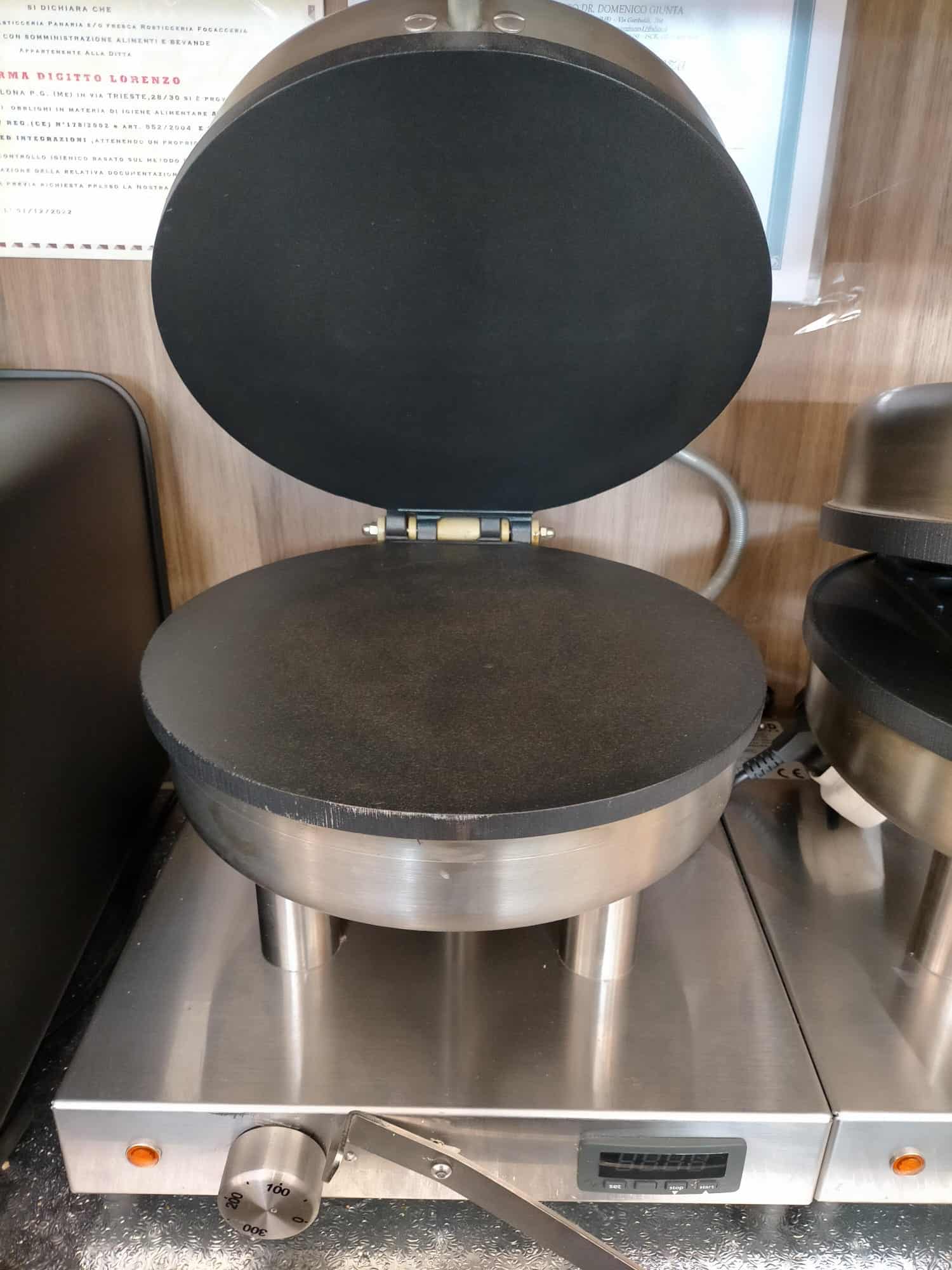 Piastra riscaldante professionale in acciaio inox con coperchio nero, ideale per cucine commerciali e ristoranti.