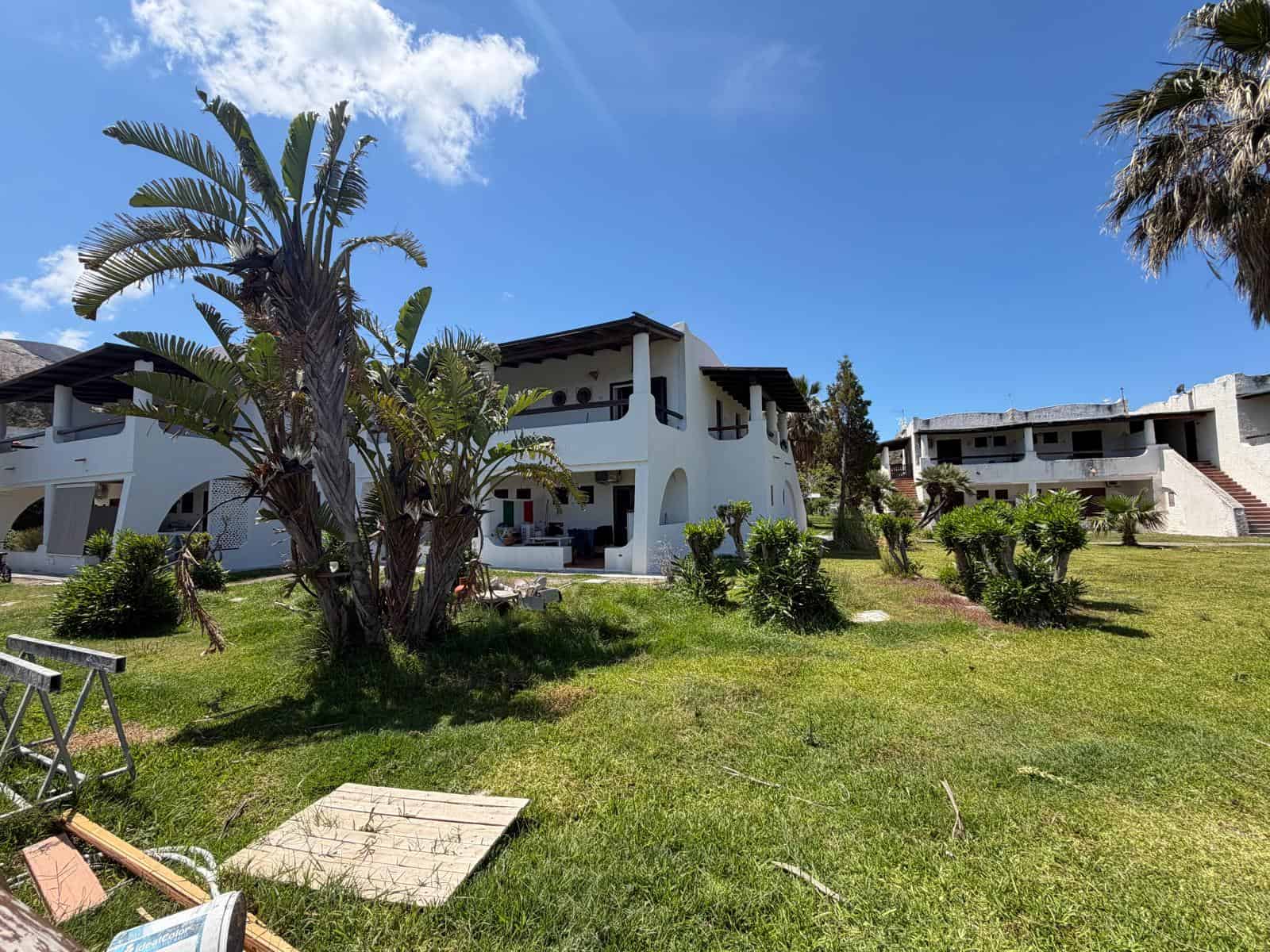 Villa moderna con ampi spazi esterni e giardino ben curato, situata in una zona tranquilla e soleggiata. Ideale per famiglie e vacanze rilassanti, con accesso a servizi e natura circostante.