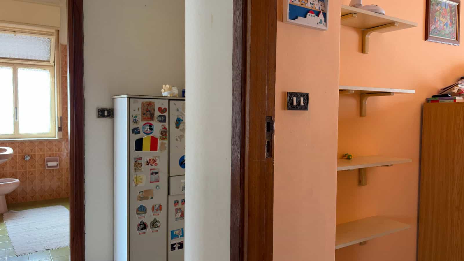 Armadio bianco decorato con adesivi colorati in un ambiente domestico luminoso e accogliente.