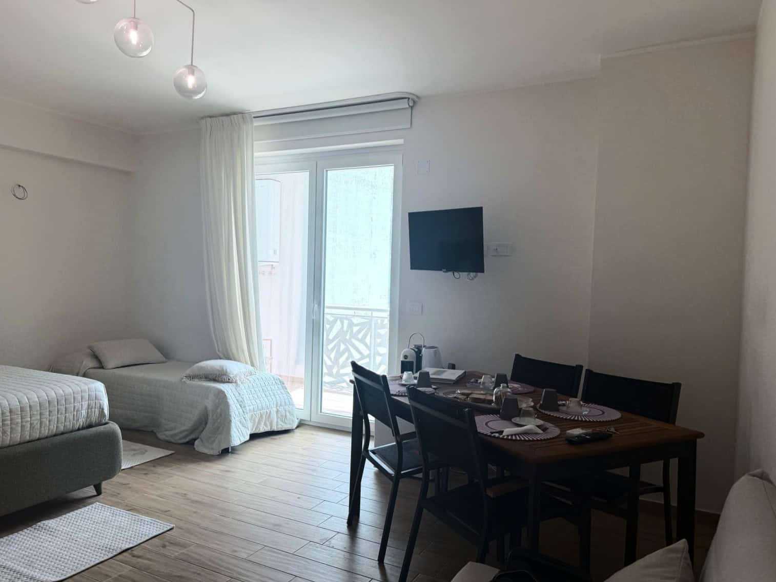 Appartamento moderno con soggiorno e zona pranzo, balcone con vista, arredamento elegante, ideale per soggiorni confortevoli e rilassanti. Perfetto per vacanze o soggiorni di lavoro a NextCasa.
