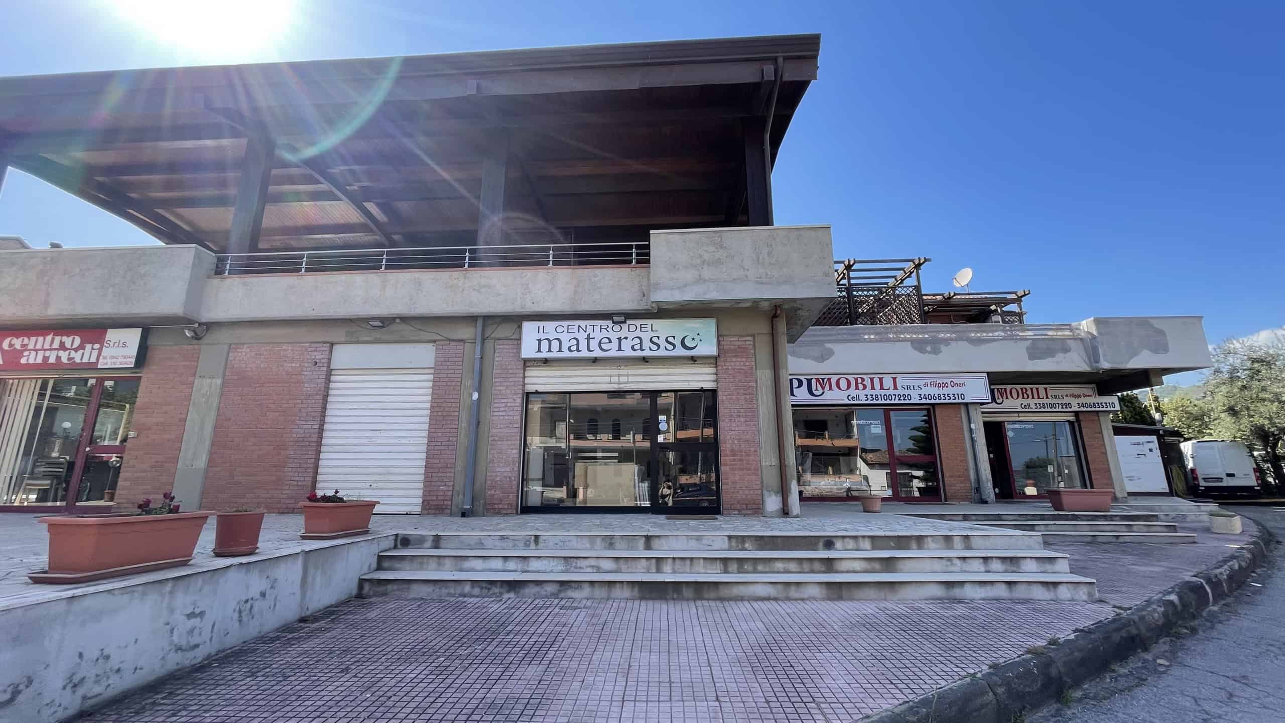Aggiunta di immobili commerciali e uffici in un edificio moderno con ingresso principale, scale e vetrine, situato in un'area urbana soleggiata e ben accessibile, ideale per attività commerciali e ser.
