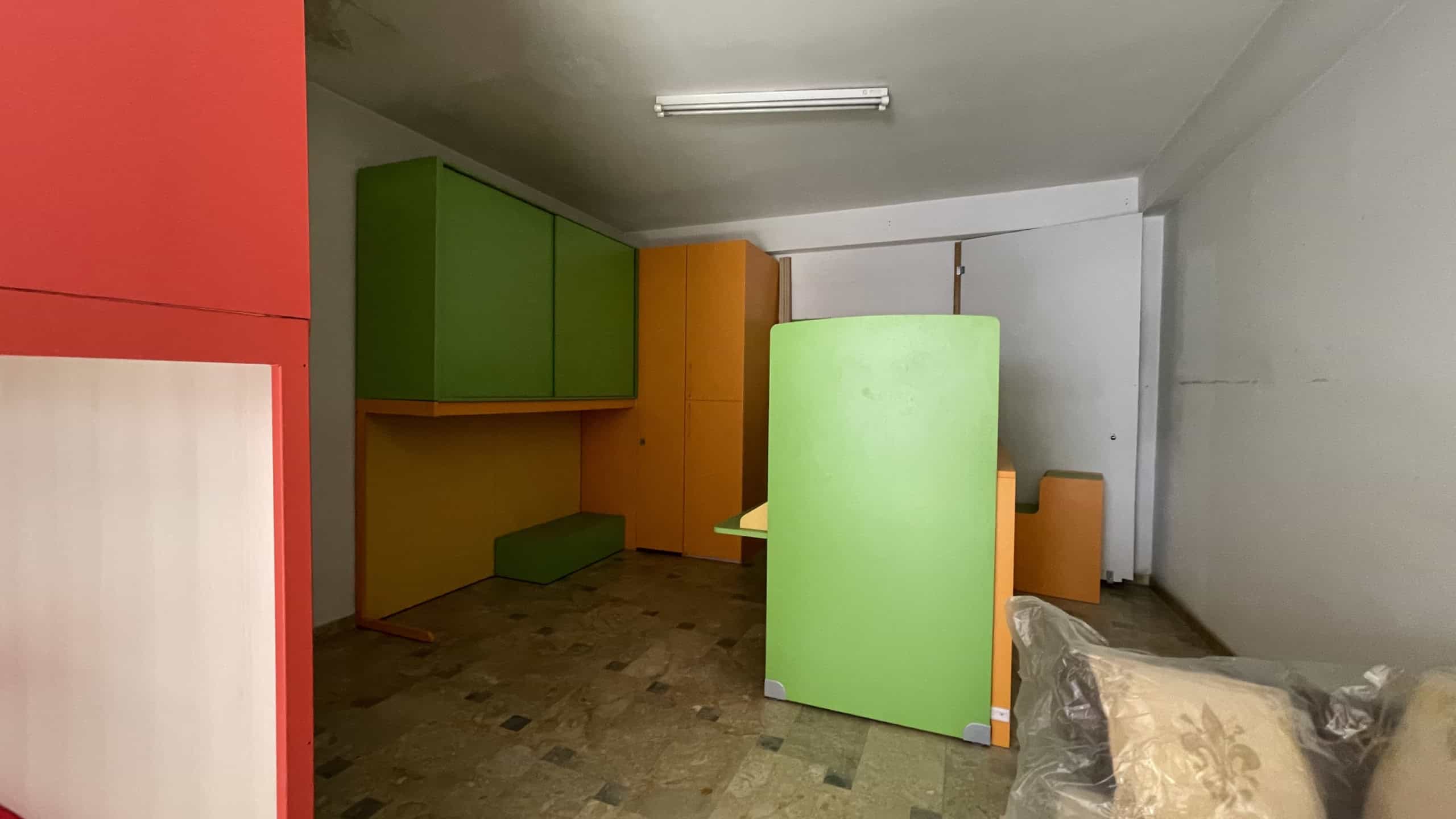Pannelli divisori colorati in un ambiente interno, ideali per creare spazi separati e funzionali in ambienti residenziali o commerciali. Design moderno e vivace per ottimizzare gli spazi abitativi.