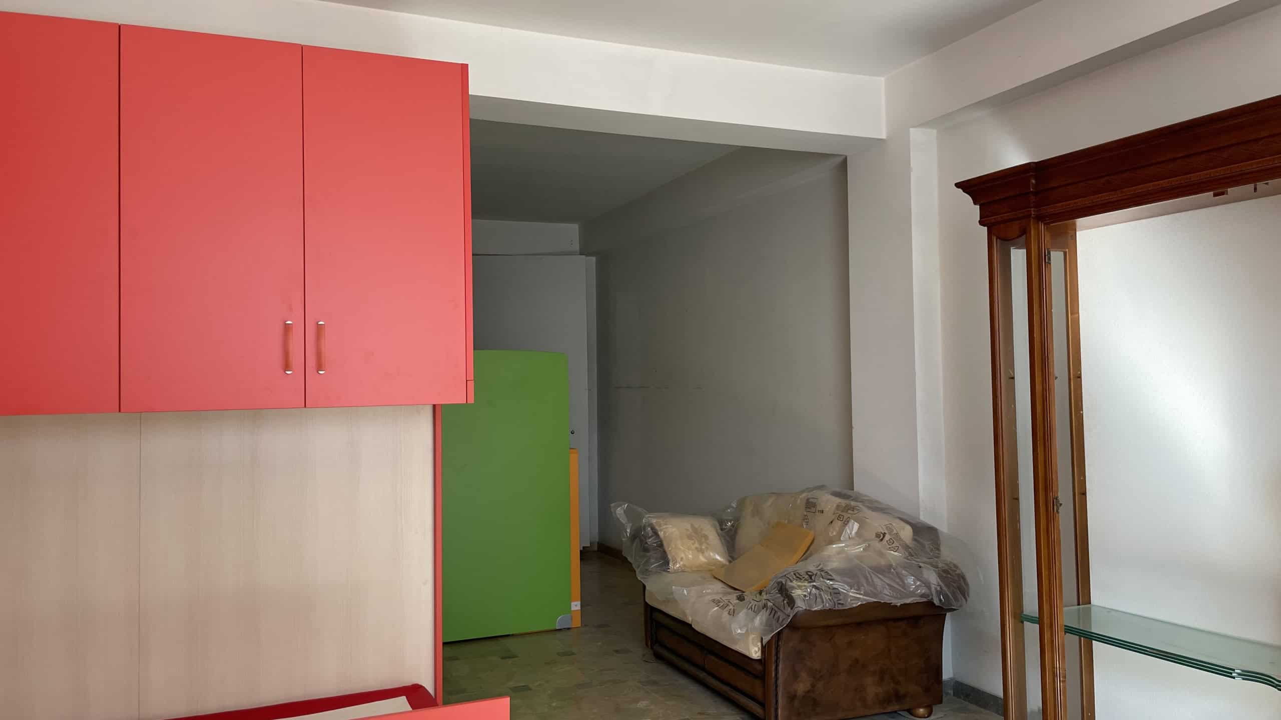 Lavagna di arredo in soggiorno con mobili colorati e spazio di relax.