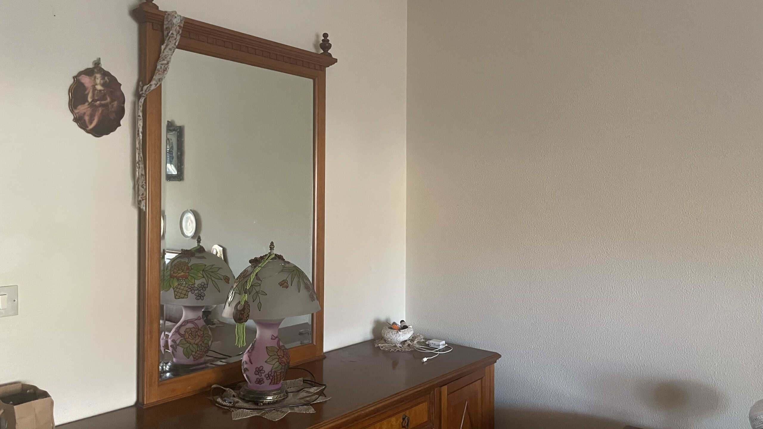 Elegante mobile con specchio in legno massello, ideale per ingresso o camera da letto, con dettagli decorativi e superficie spaziosa per oggetti e accessori.