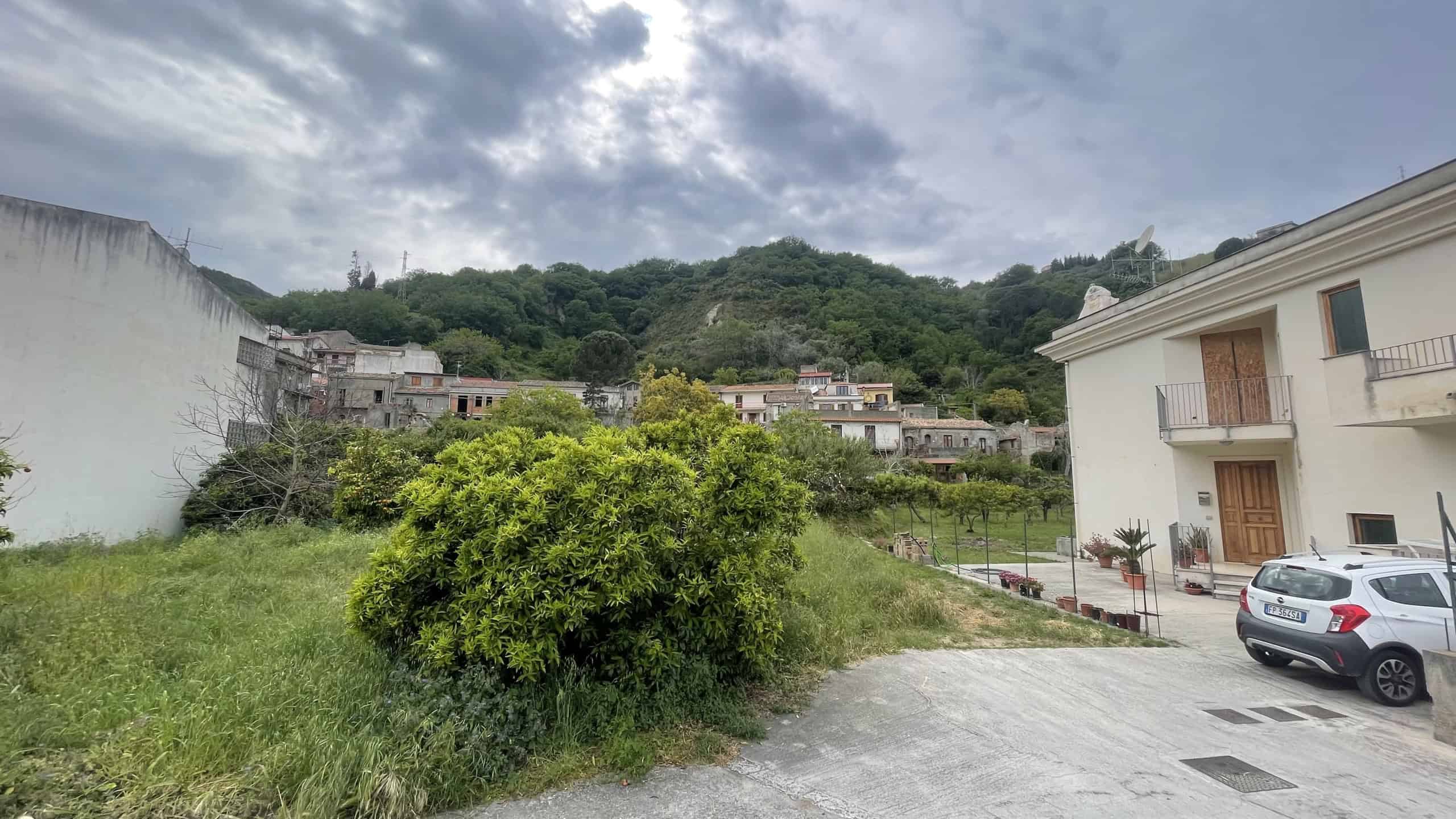 Terreno edificabile in zona residenziale con vegetazione e vista sulle colline, ideale per costruzioni a NextCasa.