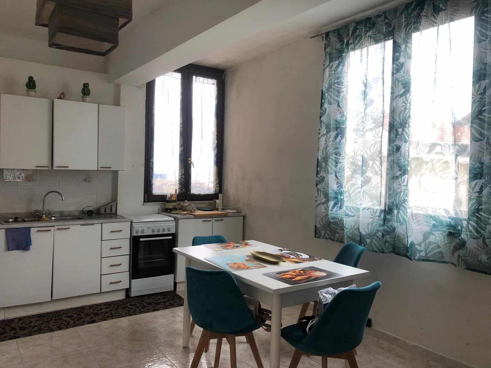 Appartamento con cucina moderna e zona pranzo luminosa, ideale per soggiorni confortevoli e pratici in un ambiente accogliente e funzionale.