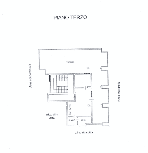 Ampia planimetria del terzo piano di un appartamento con terrazza, bagno e zona soggiorno, ideale per investimenti immobiliari o residenziali di alta qualità.