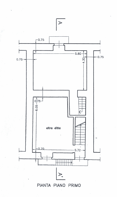 Il piano primo di un edificio con dettagli architettonici e dimensioni precise, ideale per progetti di ristrutturazione o progettazione edilizia.