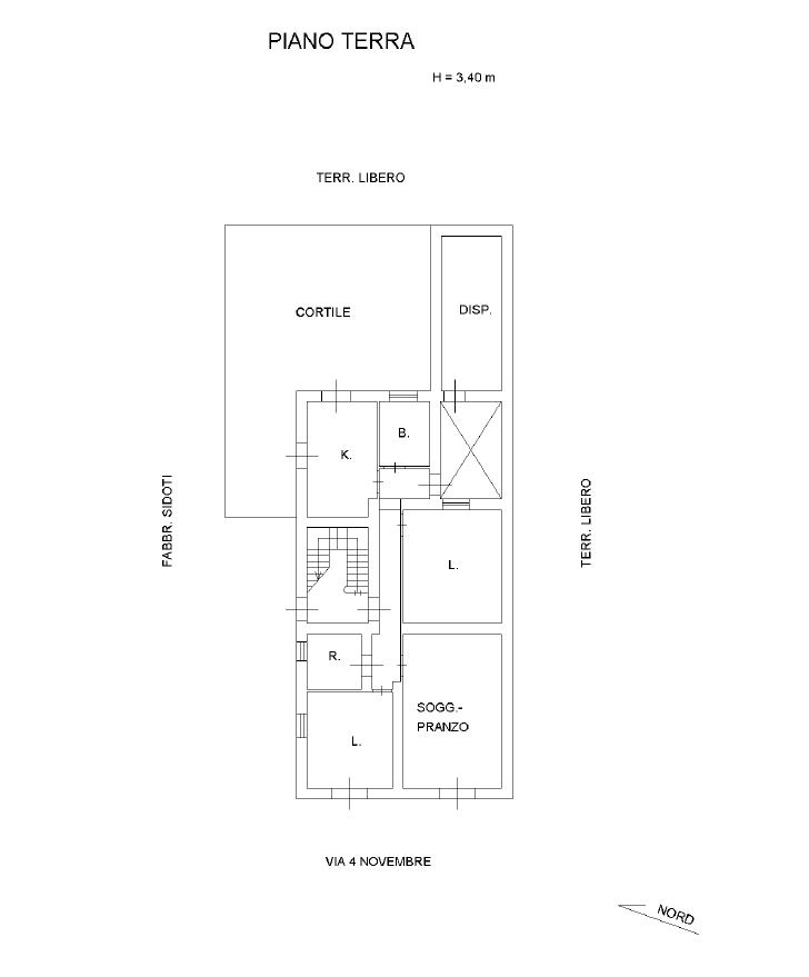 Planimetria del piano terra di una casa moderna con soggiorno, cucina, camere da letto e cortile esterno, ideale per acquisti immobiliari e ristrutturazioni.