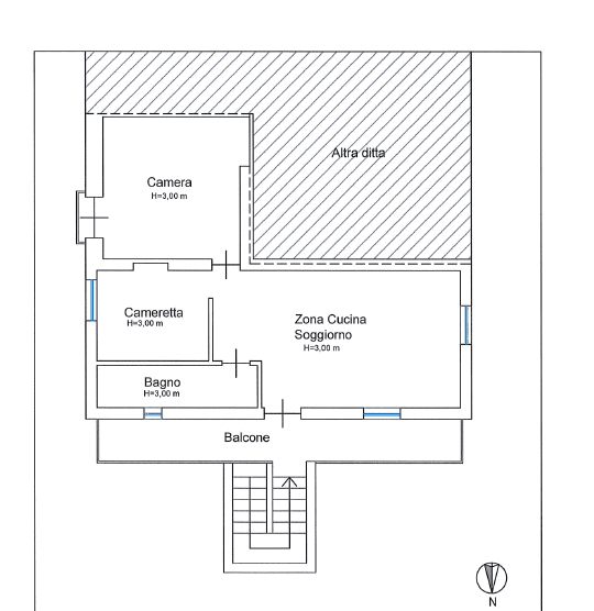 Ampia planimetria di un appartamento con zona soggiorno, camera matrimoniale, cameretta, bagno e balcone, con spazio esterno adiacente. Ideale per chi cerca soluzioni abitative funzionali e ben distri.
