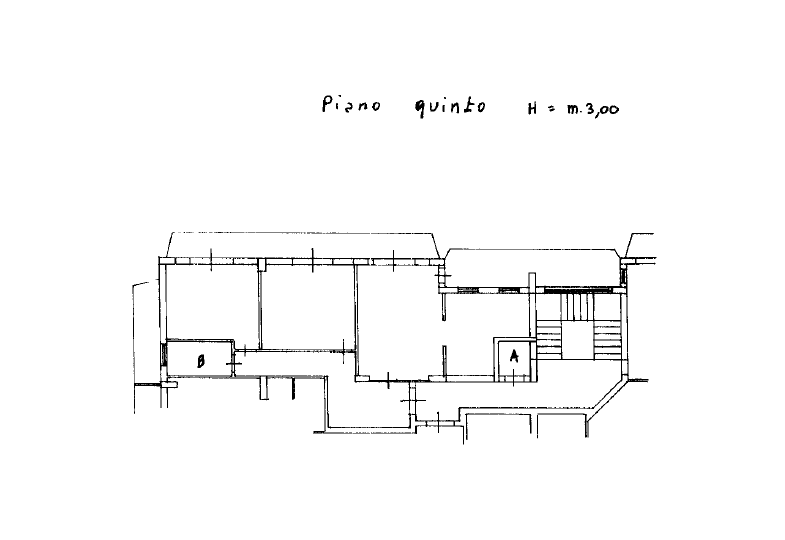 Planimetria dettagliata del quinto piano di un edificio residenziale con indicazioni di stanze e scale, altezza soffitto di 3 metri, ideale per immobili e progettazione edilizia.