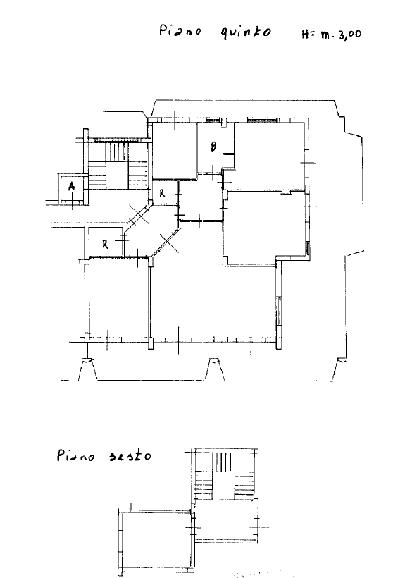 Planimetria del quinto piano di un edificio residenziale con dettagli di stanze e scale, ideale per immobili e progettazione edilizia.