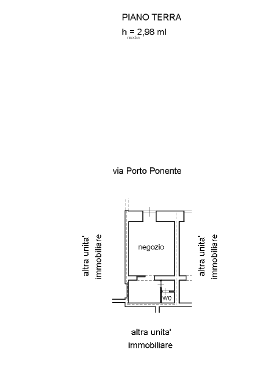 Pianta del piano terra di un negozio commerciale con ingresso e servizi igienici, visualizzata in un layout semplice e chiaro.