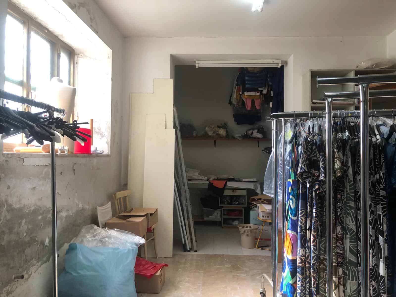 Vestito da camera da letto con armadio e scaffali, spazio di stoccaggio per abiti e accessori, illuminato da luce naturale, ambiente funzionale e organizzato per la casa.