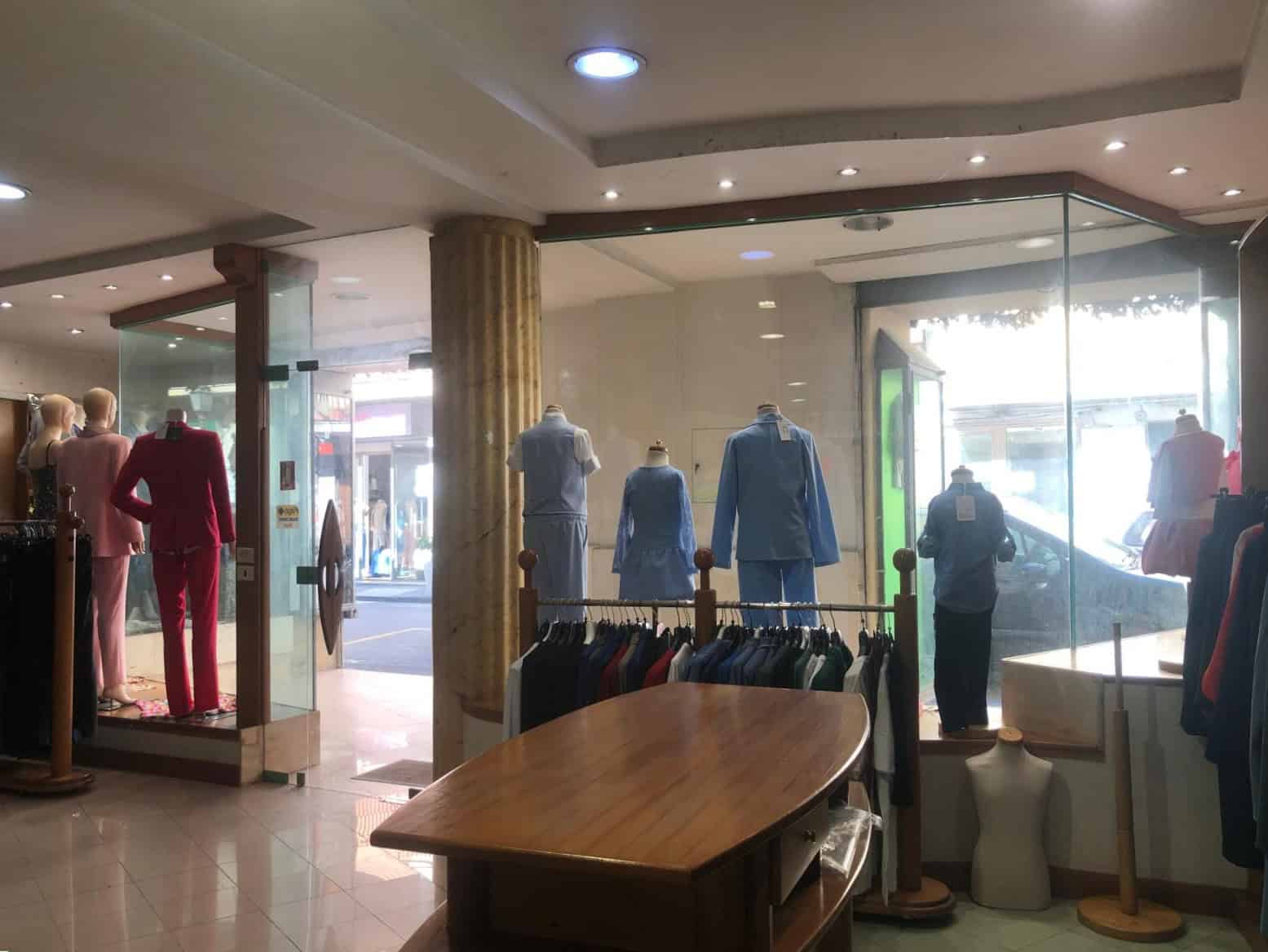 Vestiti da donna in vetrina di negozio di moda, esposizione di abbigliamento elegante e casual, ambiente luminoso e moderno, ideale per shopping e acquisti di abbigliamento di tendenza.