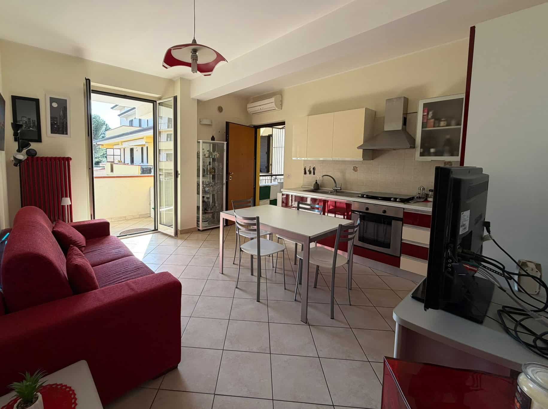 Ampia zona giorno con cucina moderna e soggiorno confortevole, balcone con vista luminosa, arredi eleganti, ideale per vivere in relax e stile. Perfetta soluzione abitativa a NextCasa.