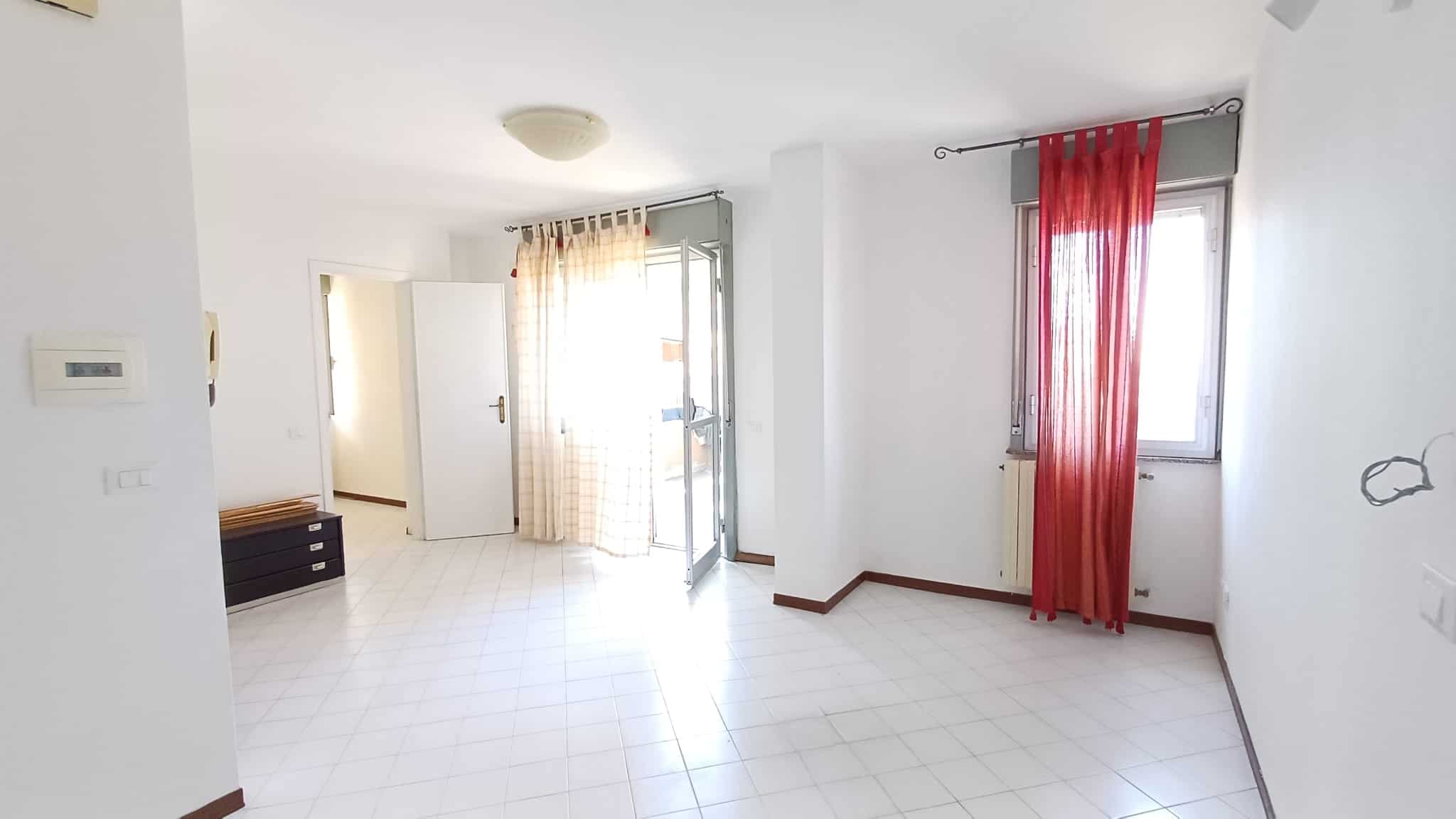 Appartamento luminoso con grandi finestre e balcone, ideale per vivere in comfort e stile. Spazi aperti e arredi moderni, perfetti per famiglie o coppie in cerca di una casa accogliente.