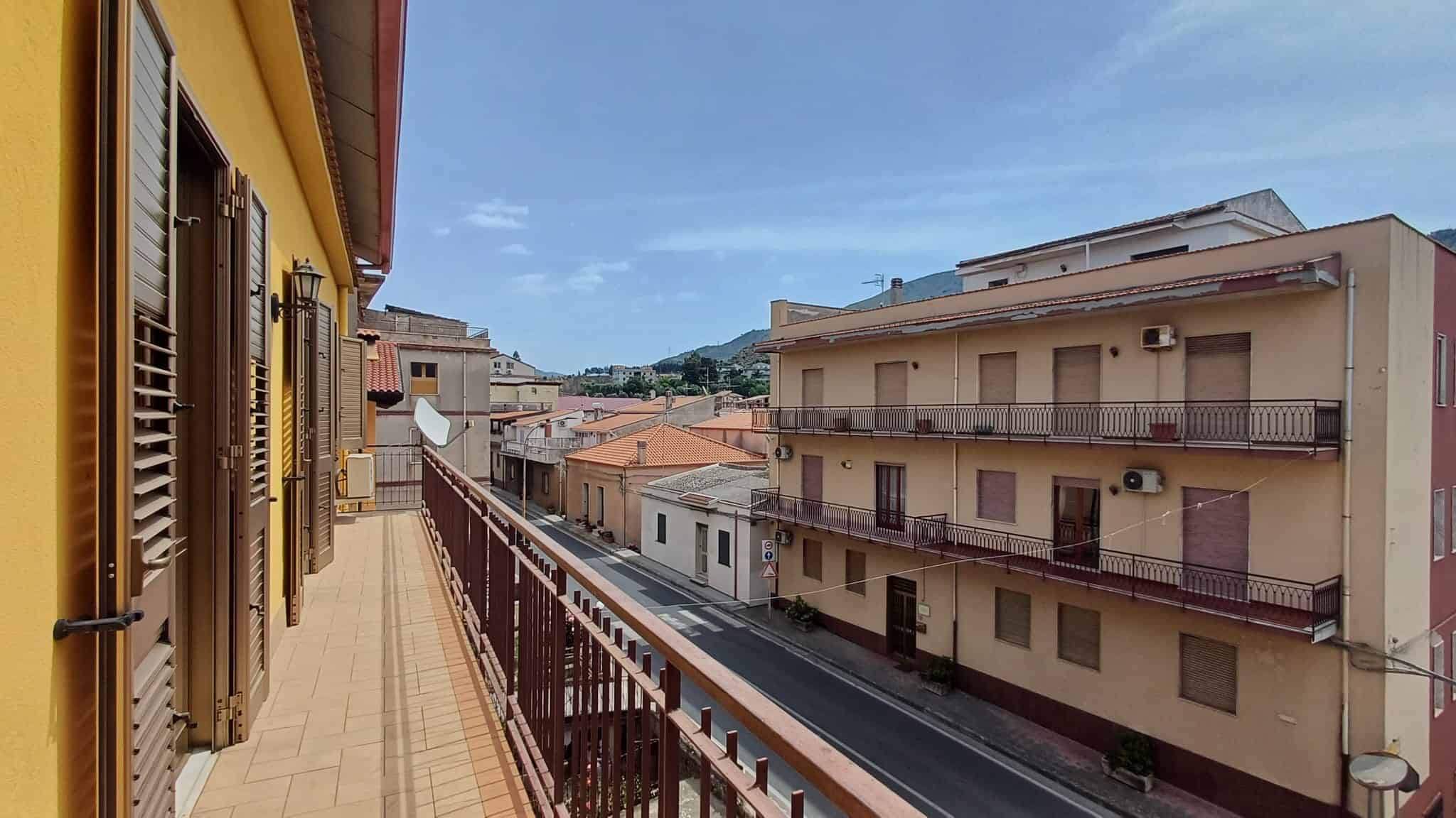 Balcone di un appartamento con vista su edifici residenziali e cielo sereno, in un quartiere urbano soleggiato. Perfetto per chi cerca soluzioni abitative in zona tranquilla e ben collegata.
