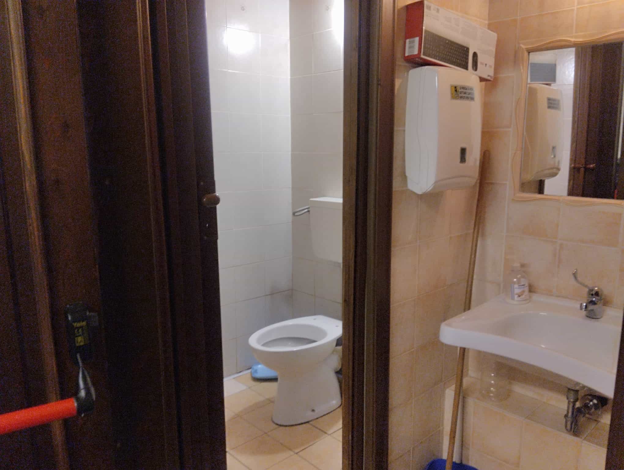 Vaschetta del bagno con sanitari e accessori in un ambiente pulito e ben illuminato, ideale per servizi igienici in strutture pubbliche o private.