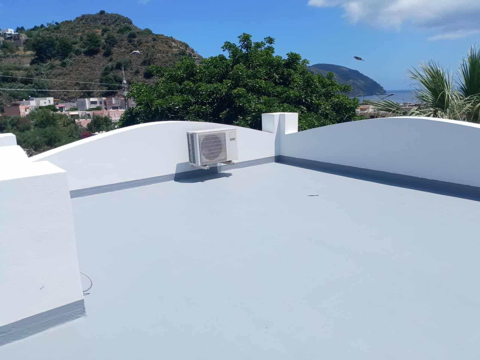 Ampia terrazza soleggiata con vista panoramica su colline e natura, ideale per relax e momenti all'aperto, con aria condizionata e spazio aperto.