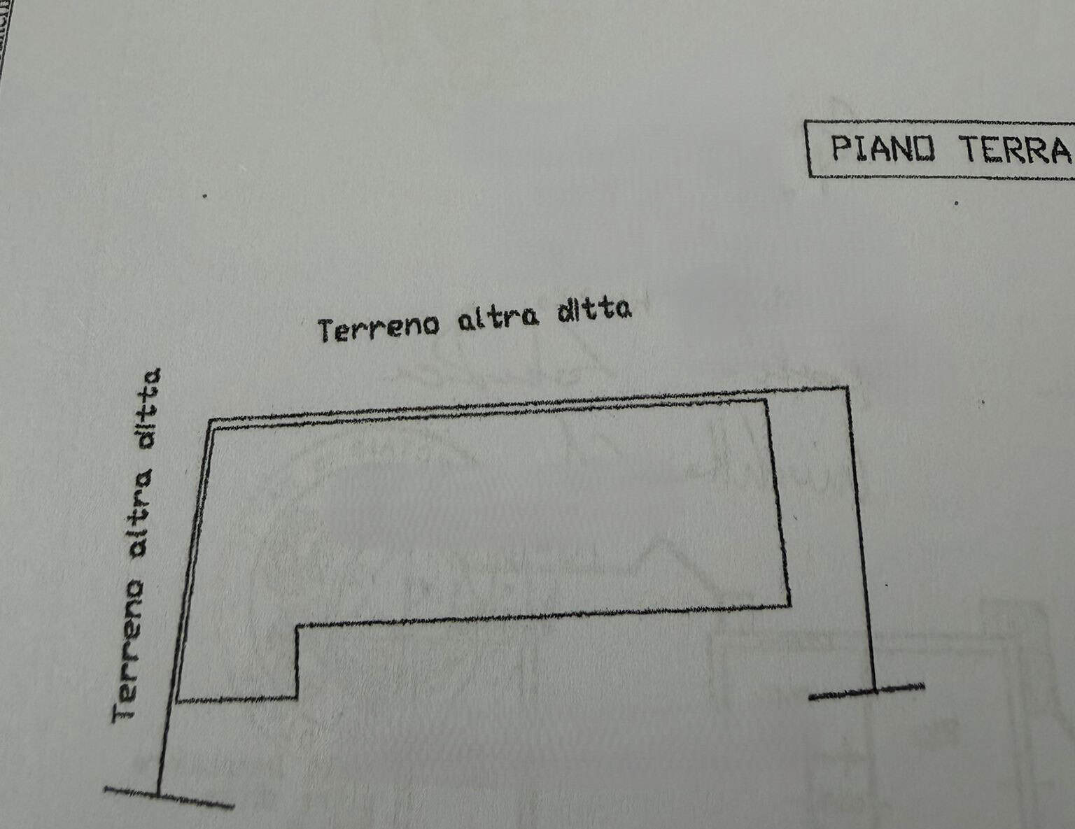 Aggiunta di un'immagine di planimetria di un terreno con indicazioni di confini e livelli, ideale per annunci immobiliari e progetti di costruzione.