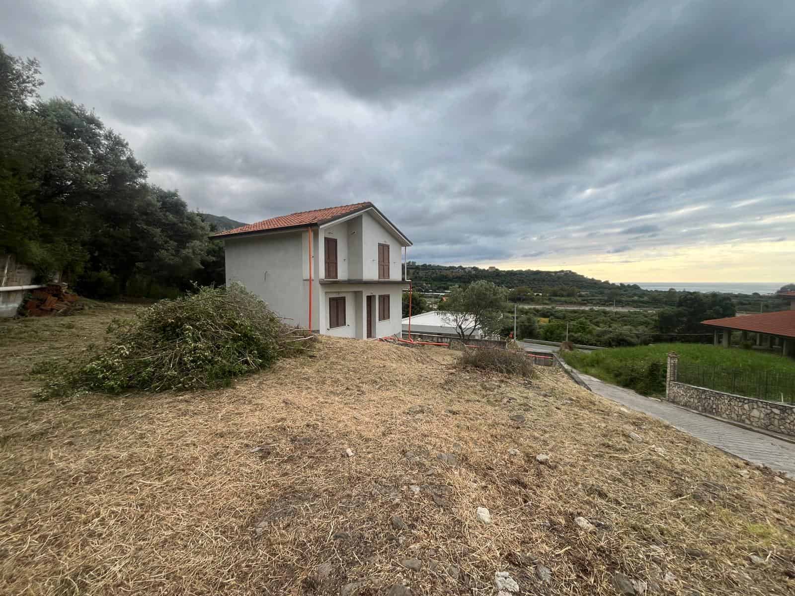 Casa indipendente in collina con vista panoramica, struttura moderna e giardino in fase di sistemazione, situata in zona tranquilla e verdeggiante.