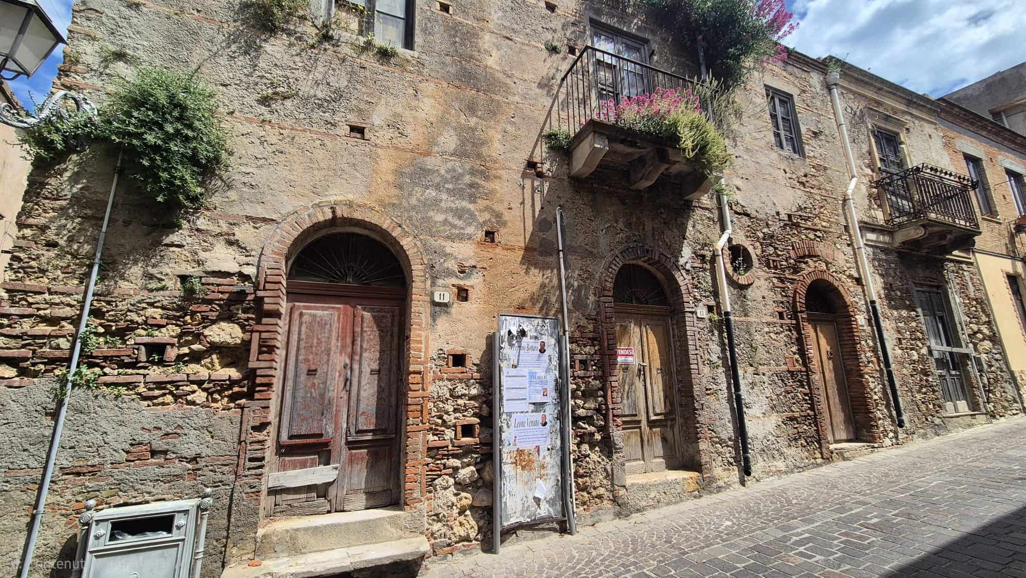 Blocco di ruderi in vendita in via Roma, via Badessa e vico San Marco, Roccavaldina, Me