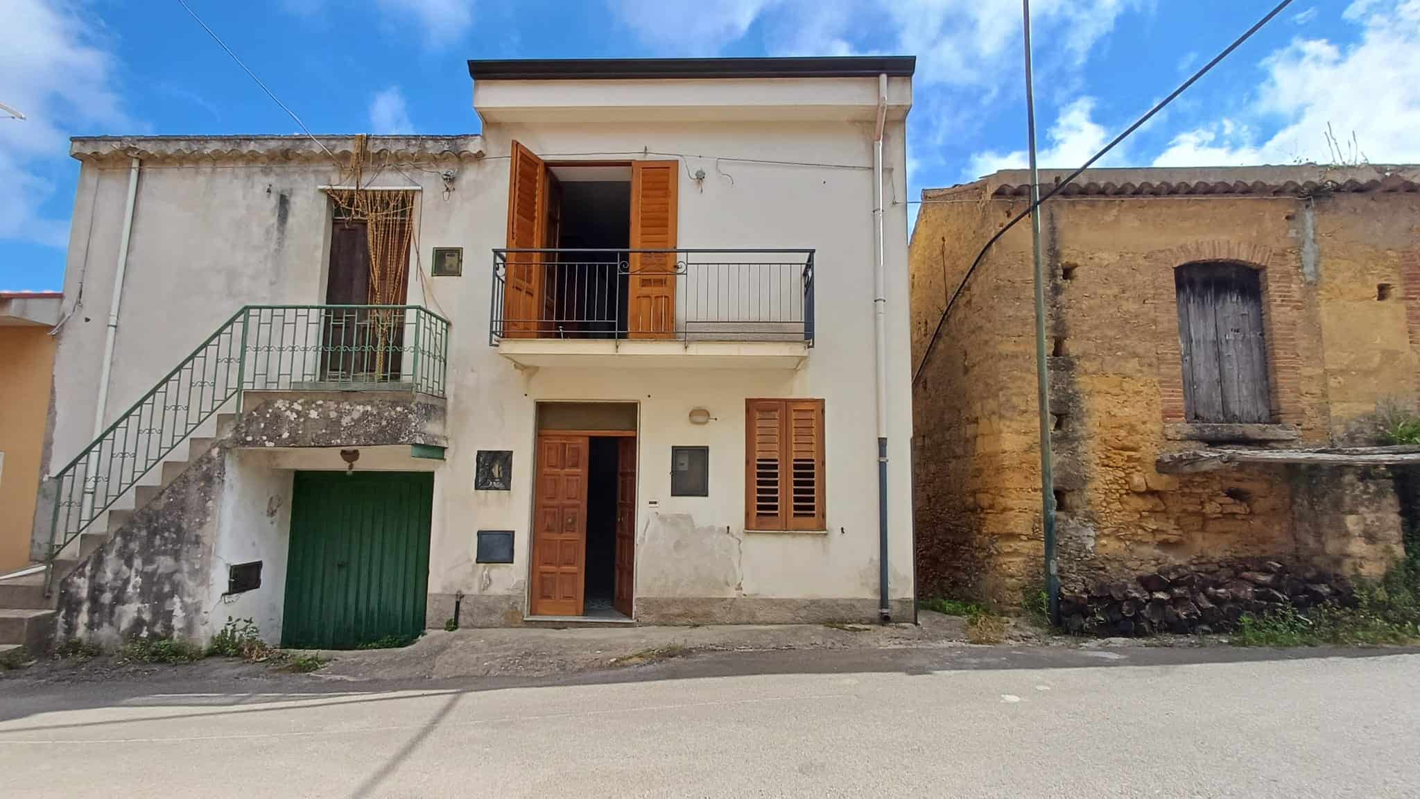 Ampio immobile residenziale in centro storico con balcone e garage, ideale per investimento o abitazione principale, situato in zona tranquilla e ben collegata.