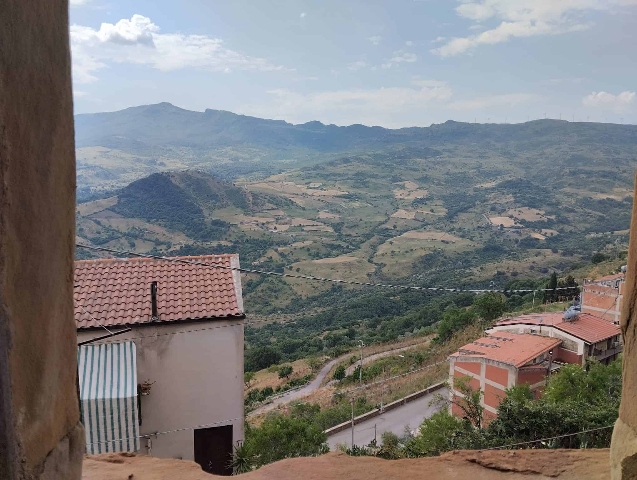 Vista panoramica sulle colline e i villaggi di montagna, con case e strade in un paesaggio rurale italiano.