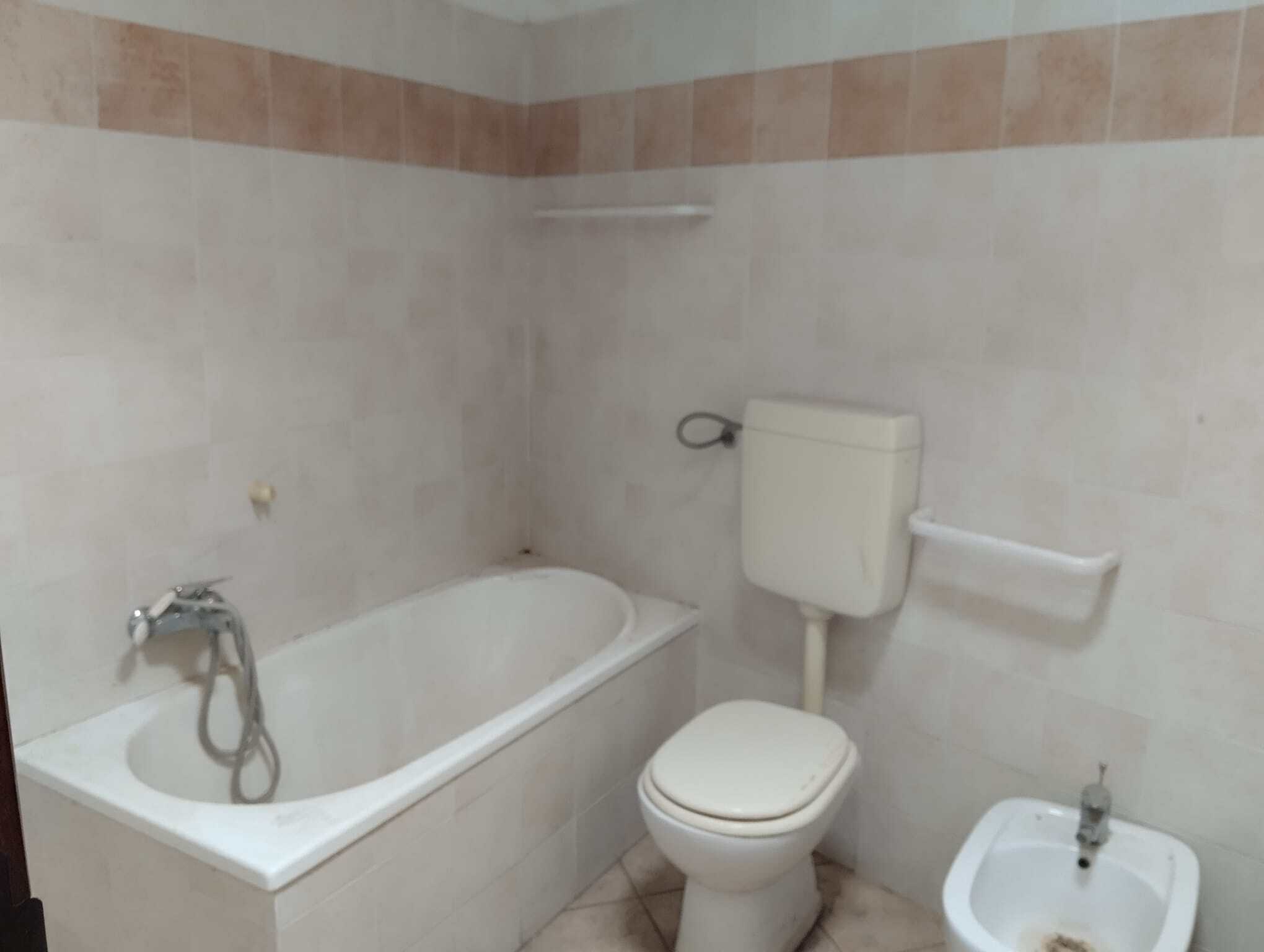 Acqua calda e fredda, bagno con vasca e WC in un ambiente semplice e funzionale, ideale per soluzioni abitative pratiche e accessibili. Perfetto per chi cerca comfort e praticità in casa.