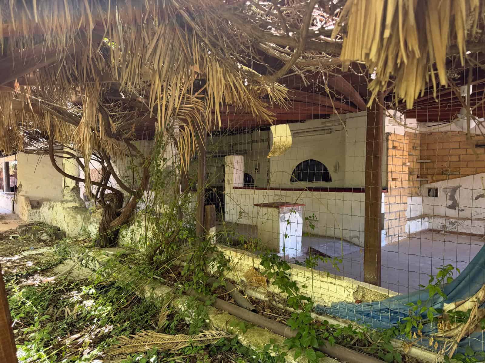 Casa vacanze con area esterna coperta, arredamento rustico e giardino naturale, ideale per relax e soggiorni in campagna.