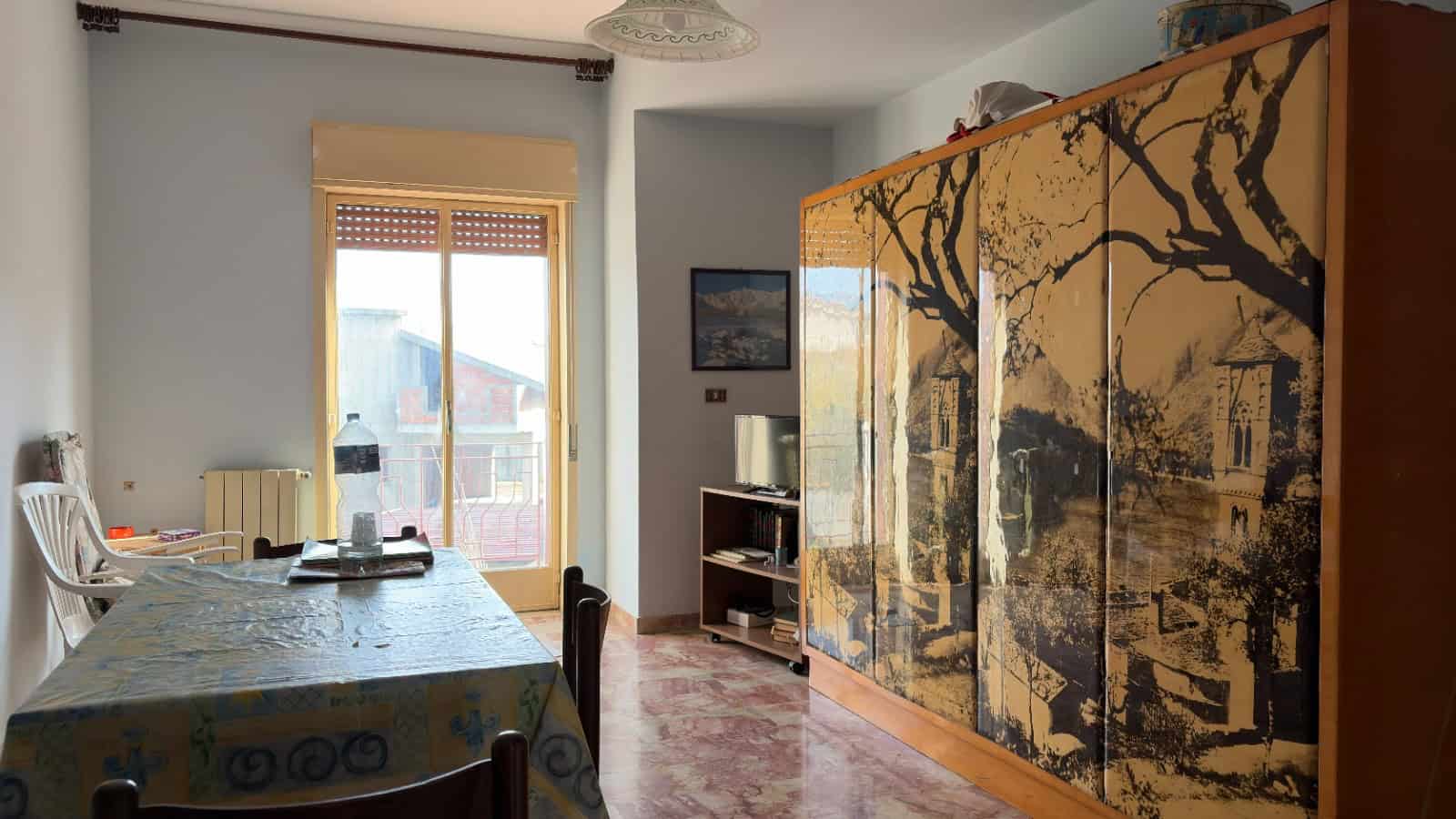 Appartamento luminoso con soggiorno e camera da letto, arredato con mobili moderni e decorazioni eleganti, ideale per vivere in comfort e stile in un quartiere tranquillo.