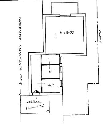 L'immagine mostra un piano di un appartamento con dettagli sulle dimensioni e le stanze, tra cui cucina, bagno e soffitta, con linee di planimetria e annotazioni tecniche.