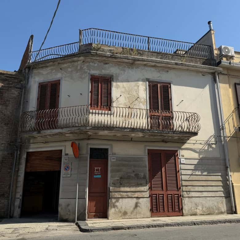 Edificio residenziale in vendita in Via Giuseppe Garibaldi a Barcellona P.G., con balcone e finestre con persiane in legno.
