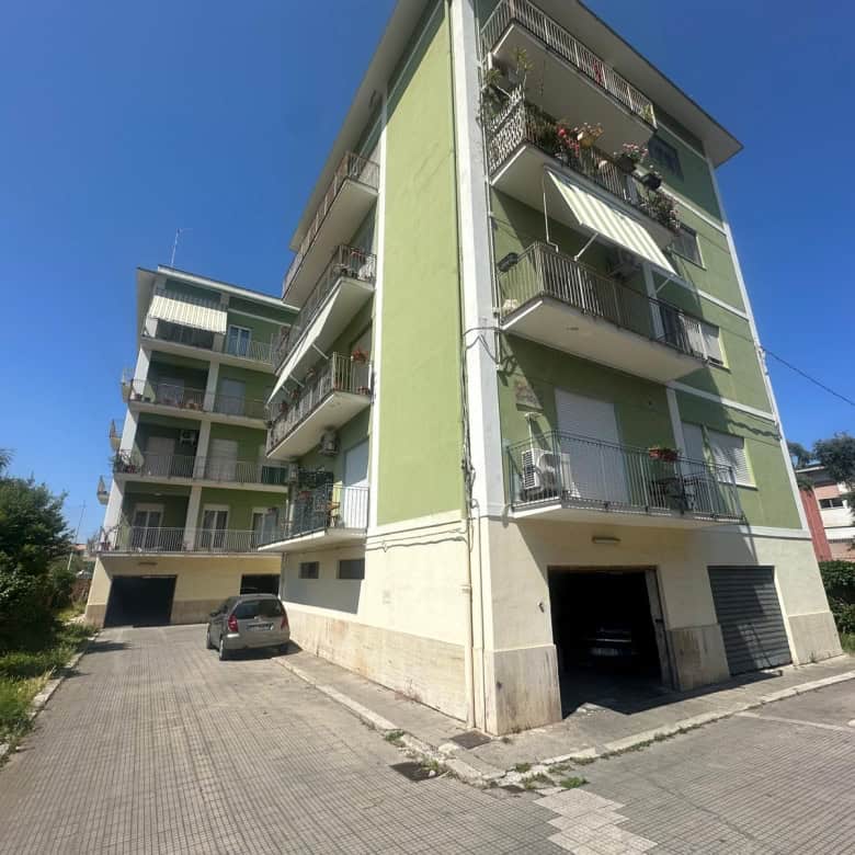 Ampio edificio residenziale con balconi e parcheggio sotterraneo, situato in zona tranquilla e ben servita, ideale per famiglie e investitori.