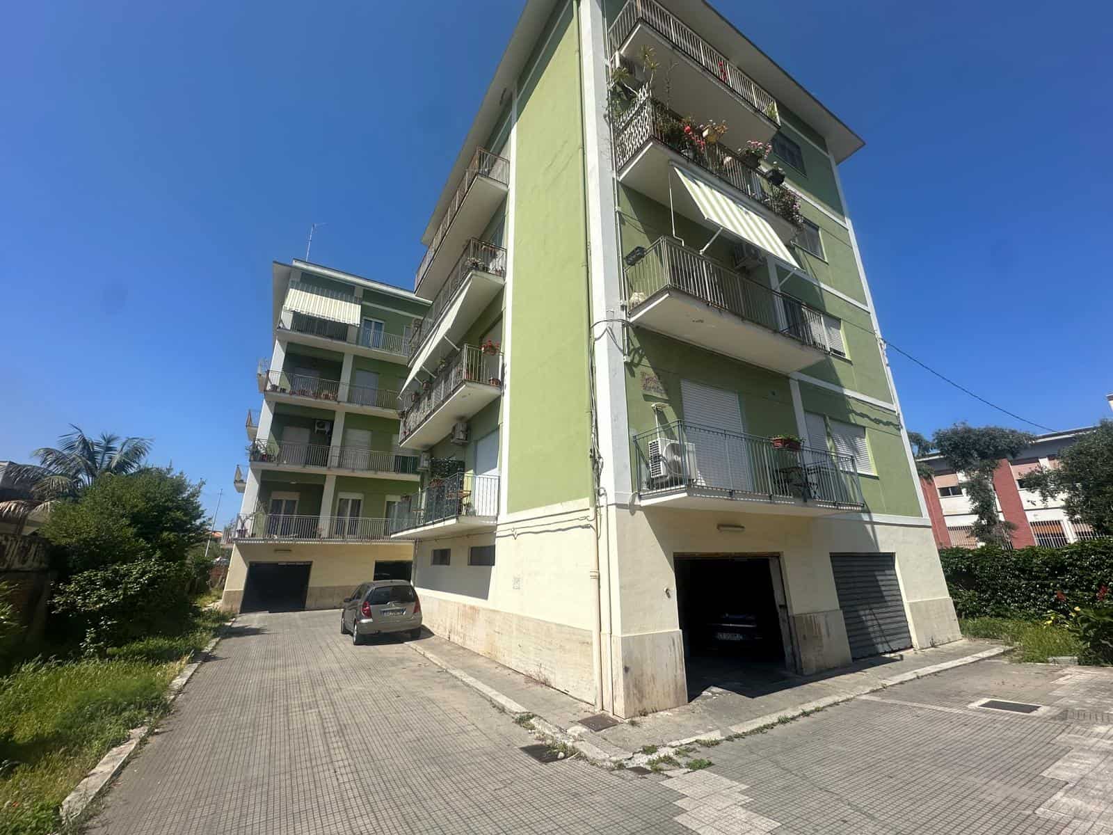 Ampio edificio residenziale con balconi e parcheggio sotterraneo, situato in zona tranquilla e ben servita, ideale per famiglie e investitori.