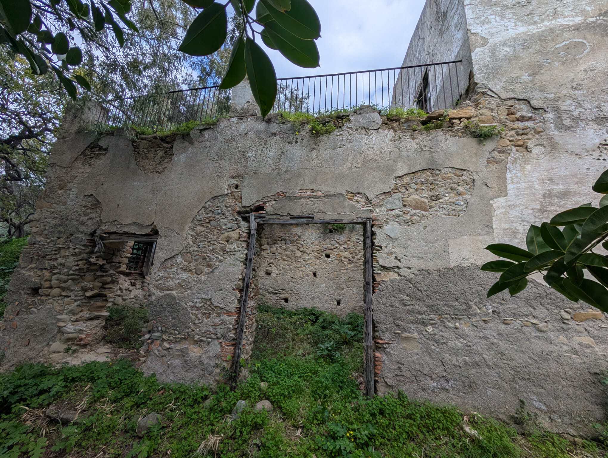 Rudere con terreno in vendita in via Casa Nuove Russo, Patti, Me, struttura abbandonata con pareti in pietra e accesso aperto.