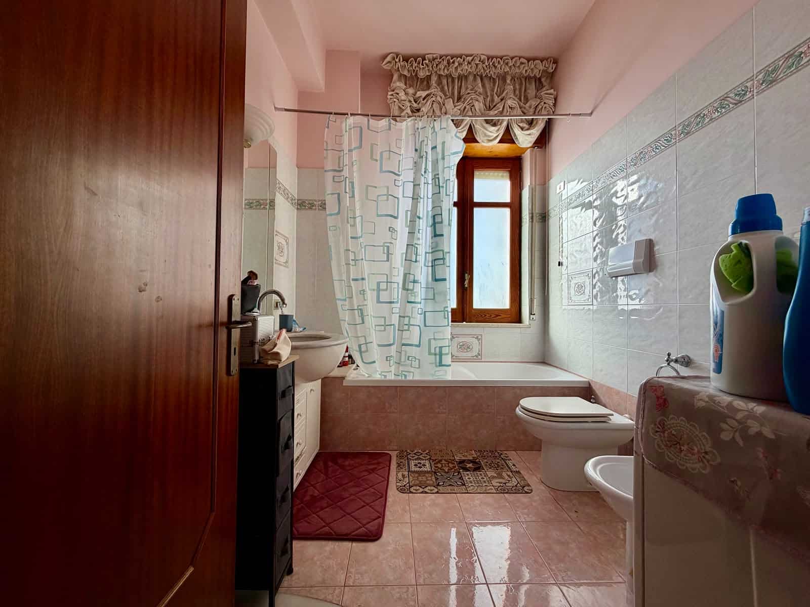 Bagno in appartamento in vendita a Barcellona P.G. con finestra e accessori moderni.