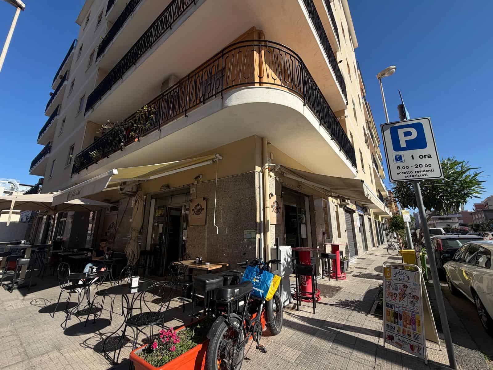 Esterno di un'attività commerciale in vendita in Via Risorgimento 86, Milazzo, con tavoli e sedie all'aperto.