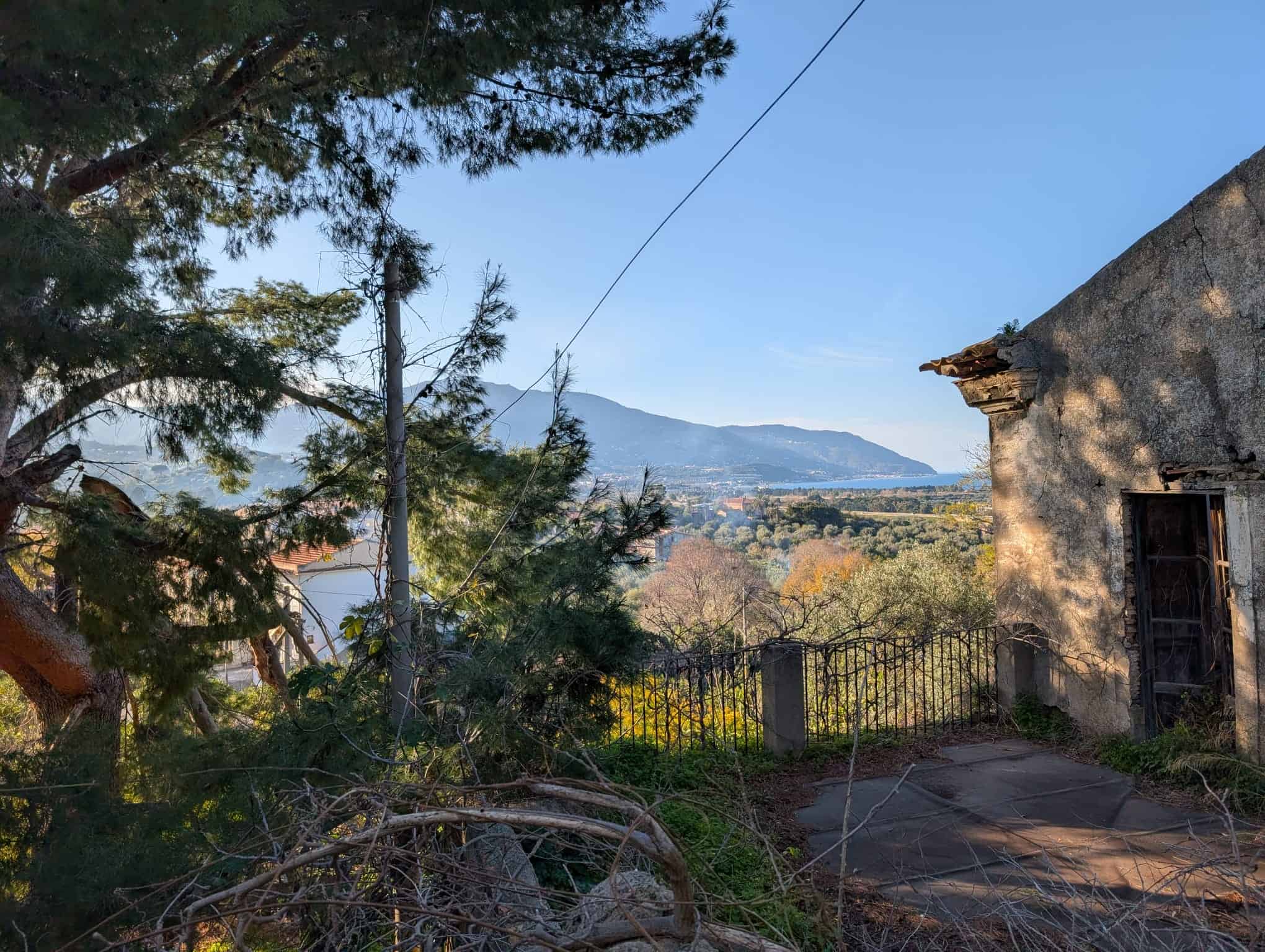 Rudere con terreno in vendita in via Casa Nuove Russo, Patti, Me, con vista panoramica sulle montagne e natura circostante.