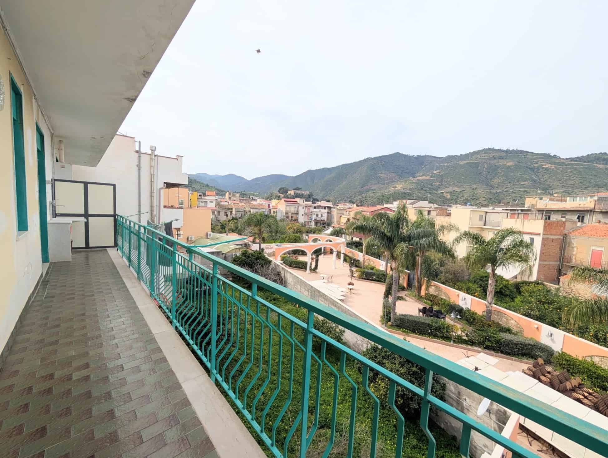 Balcone di un appartamento con vista sulle montagne e sul paesaggio urbano di NextCasa.