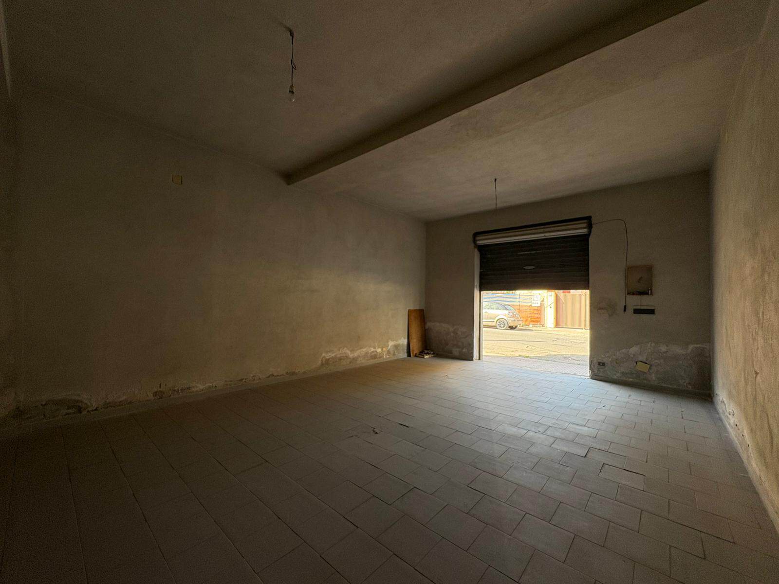 Interno di un appartamento in vendita a Merì, con pareti spoglie e pavimento in piastrelle, pronto per essere arredato.