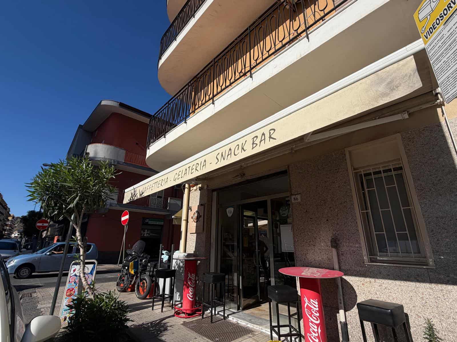 Esterno di un bar e snack bar in Via Risorgimento 86, Milazzo, con sedie e tavoli all'aperto.