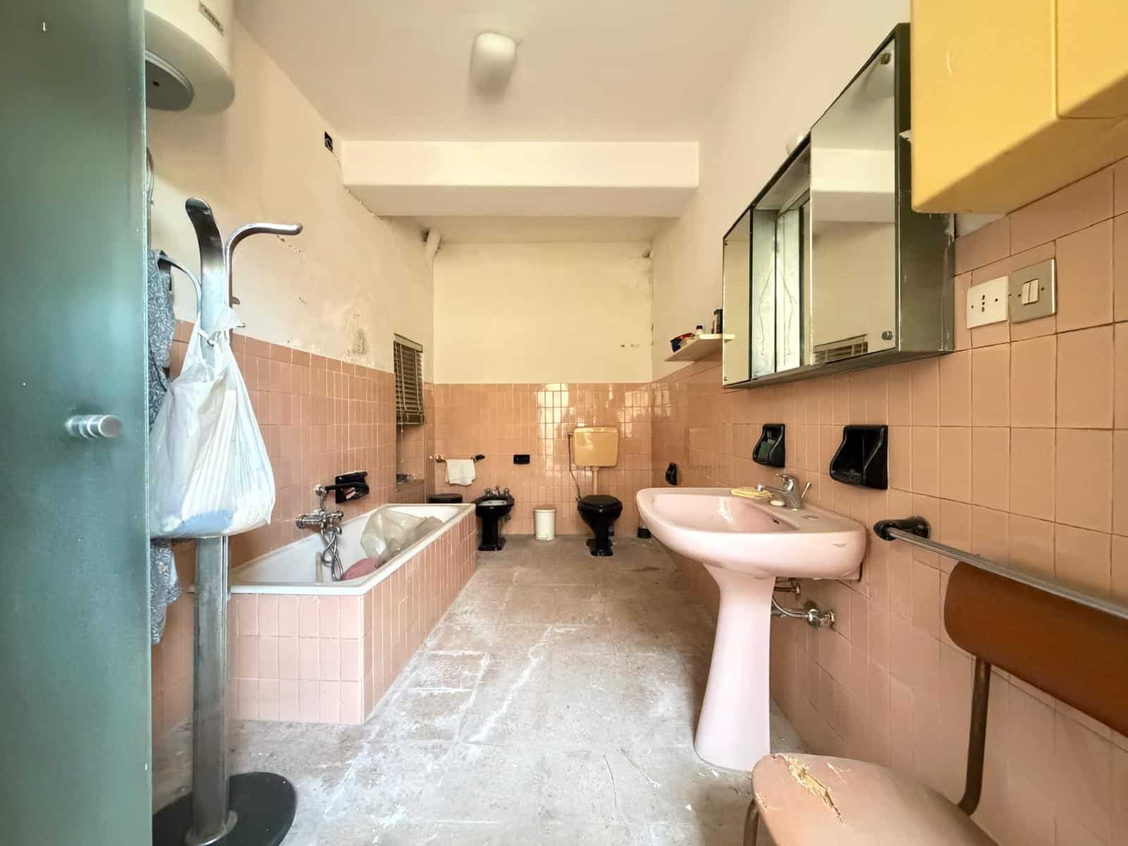 Bagno spazioso con vasca, lavabo e servizi in una casa indipendente in vendita a Barcellona P.G.