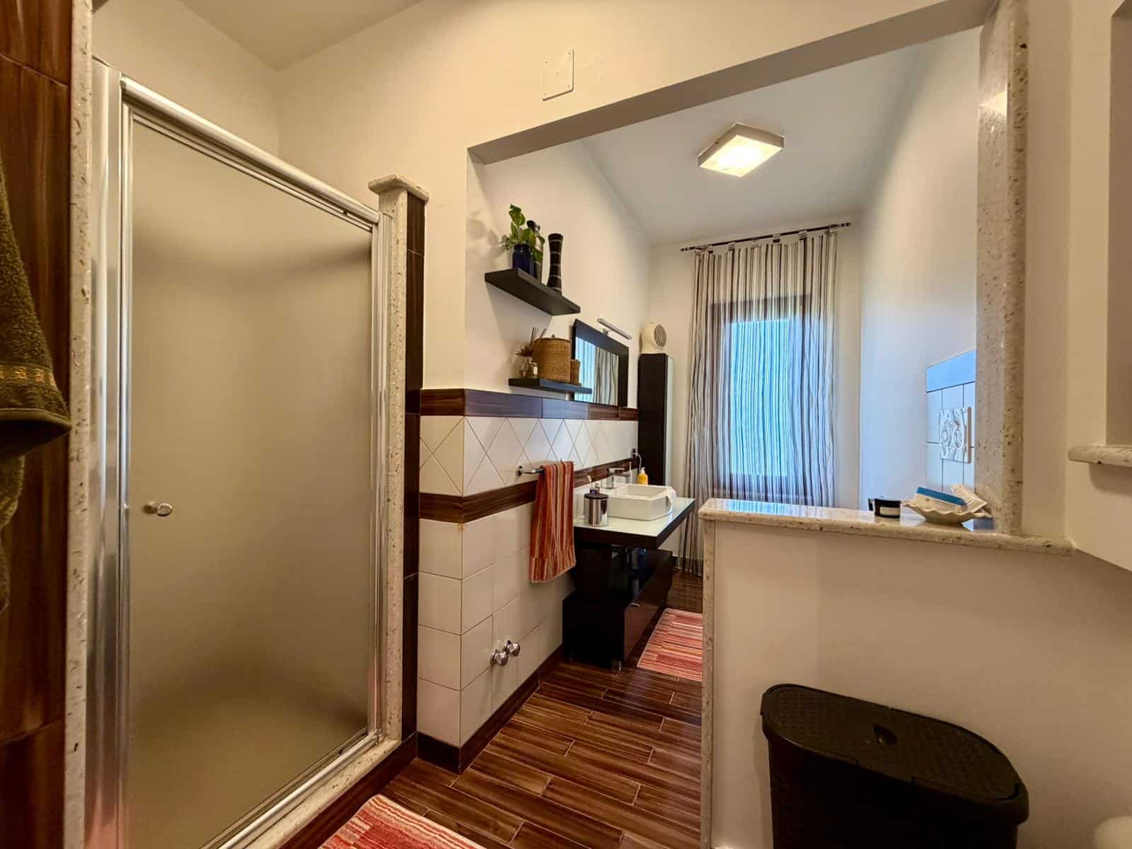 Bagno con doccia, lavabo e finestra, in una casa in vendita a Terme Vigliatore, Me.