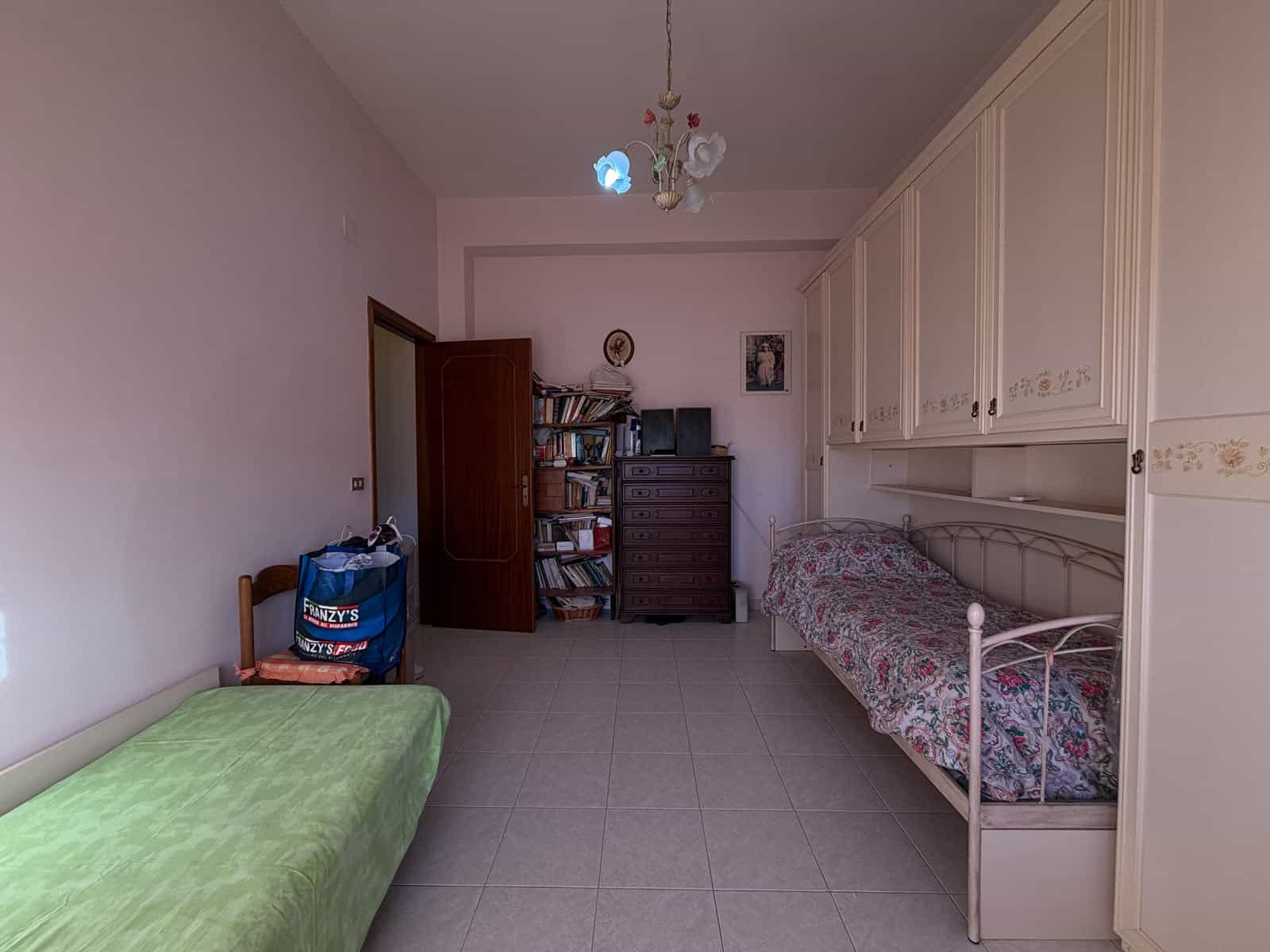 Interno di un appartamento in vendita a Barcellona P.G., camera con letto singolo e armadio.