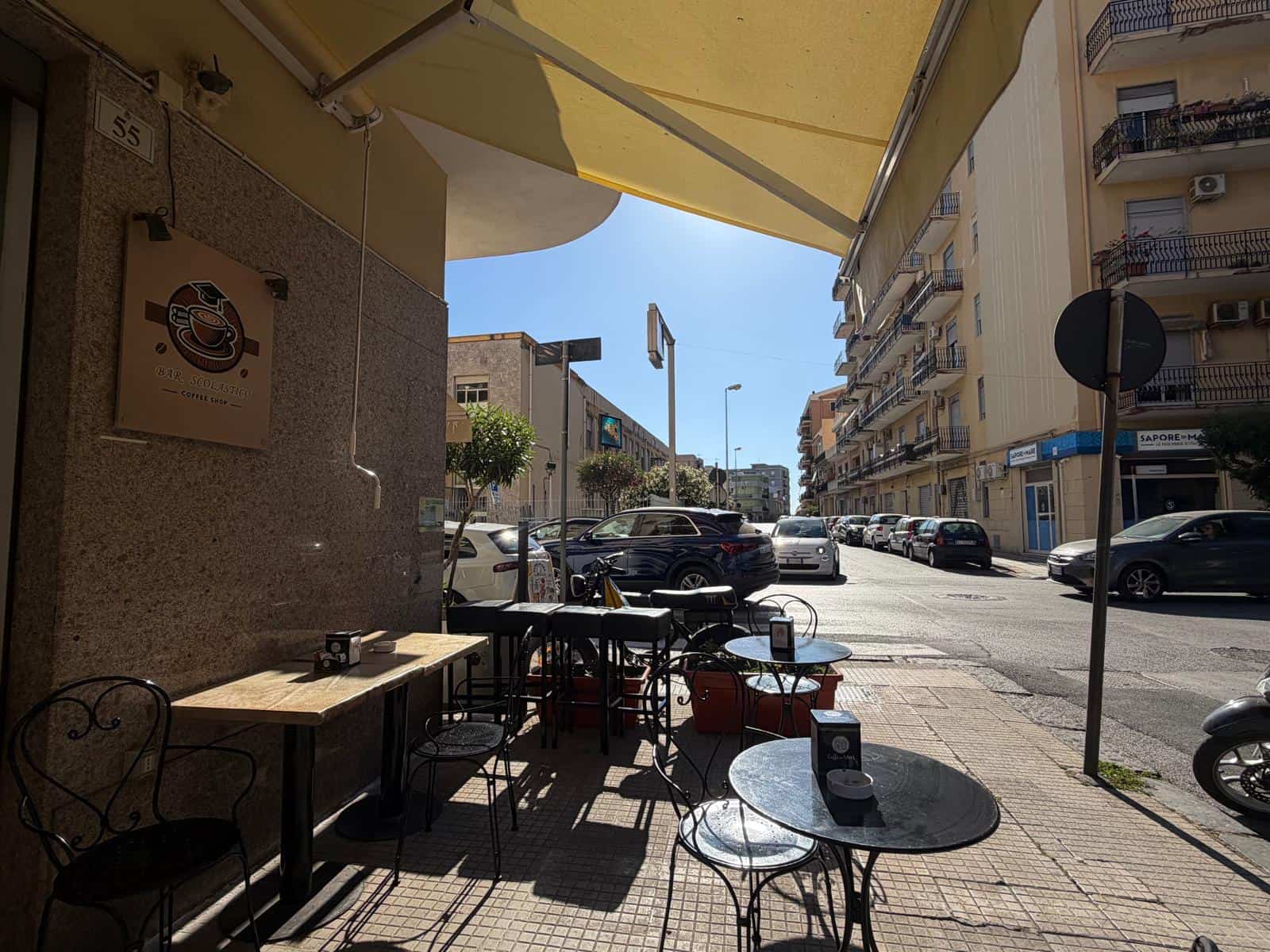 Vicolo con tavolini all'aperto di un bar o ristorante in zona urbana di Milazzo, ME.